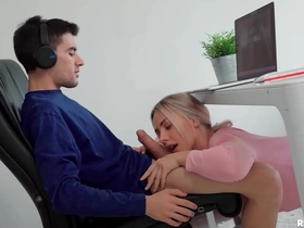 Work-from-home hottie in short and sweet blowjob action